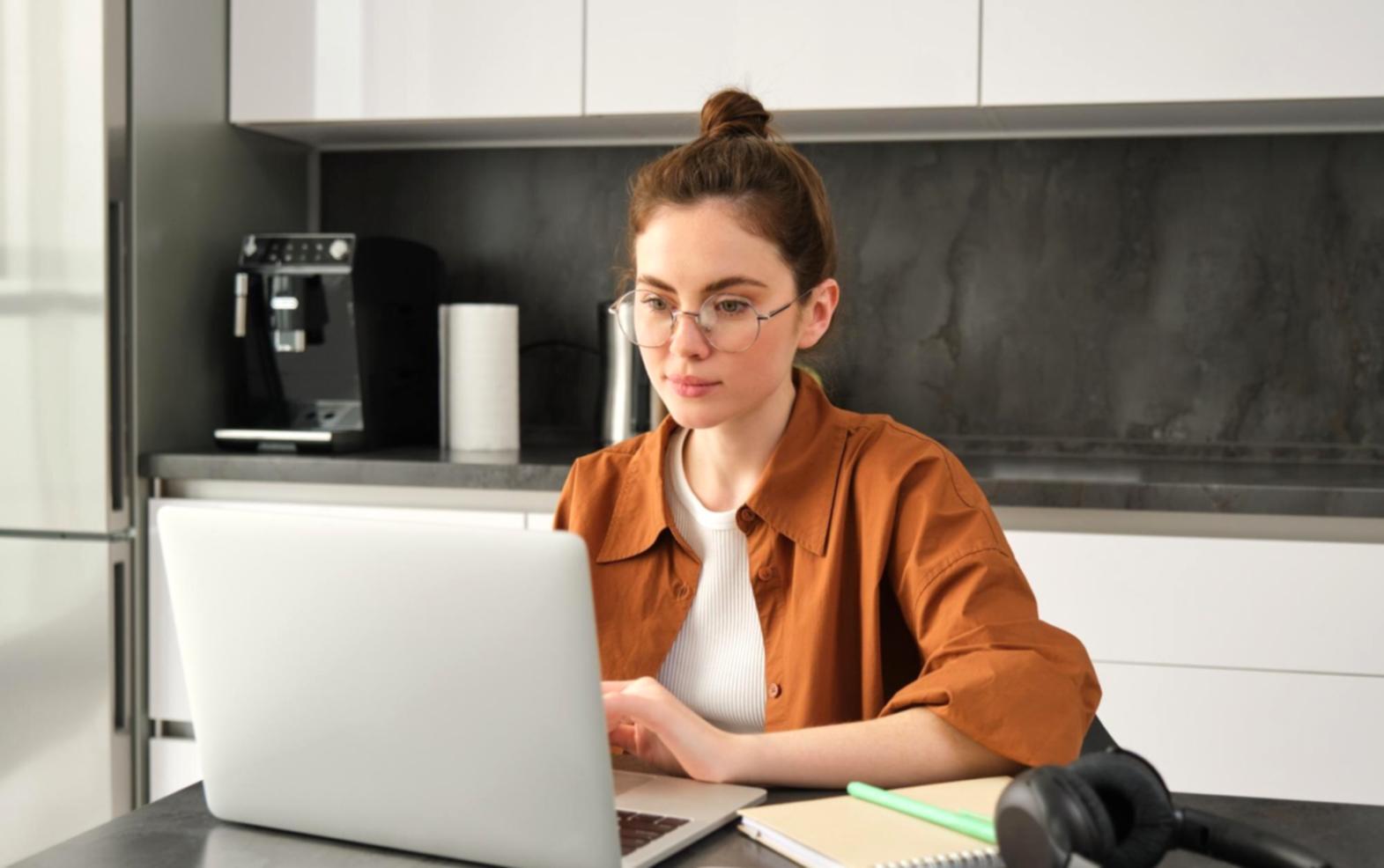 Environnement de travail moderne et technologique adapté aux professionnels de la finance