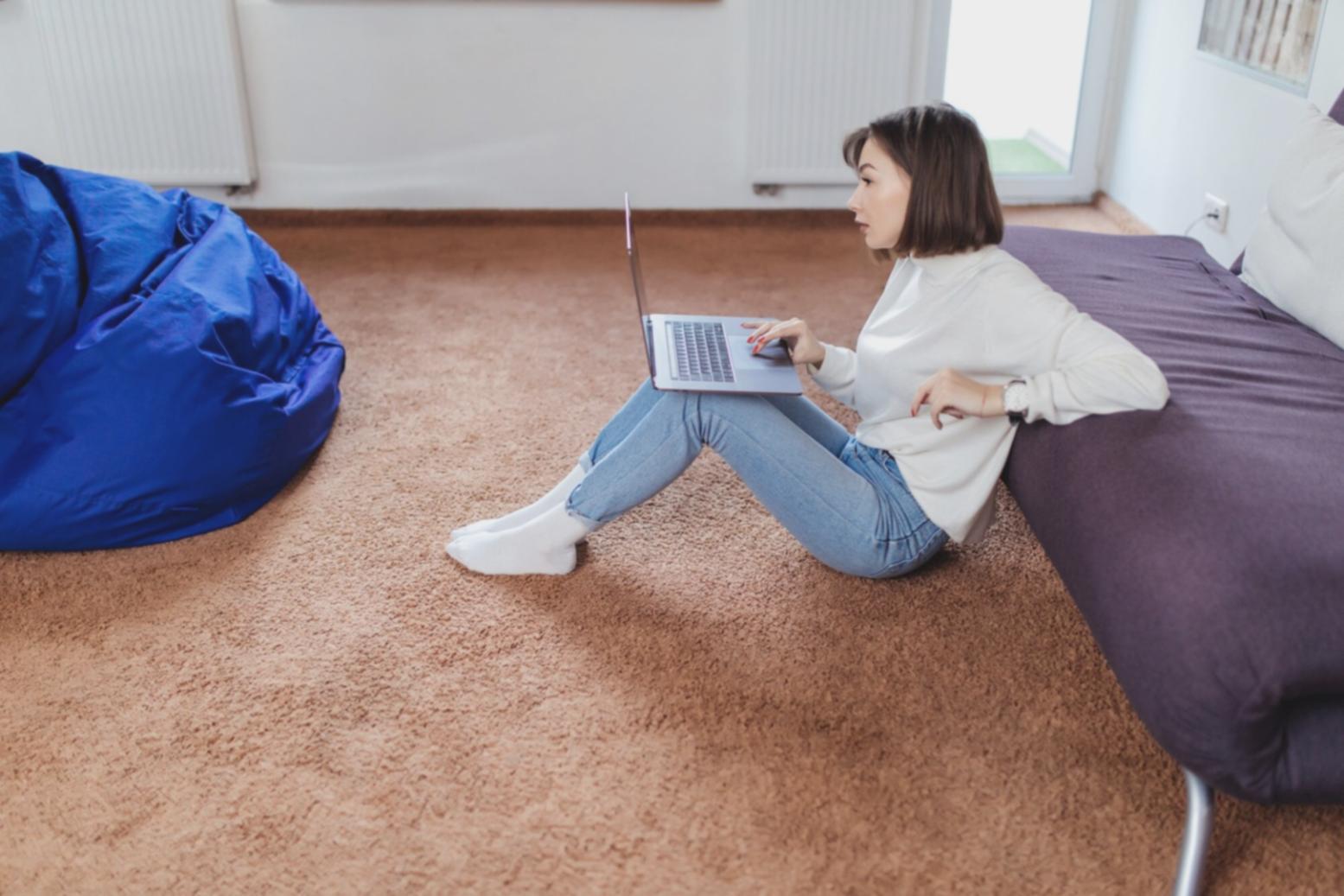Équipe collaborative travaillant sur des projets financiers dans un environnement moderne